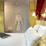 Mob Paris Les Puces Hotel 3*
