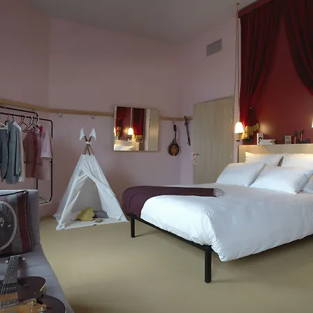 Mob Paris Les Puces Hotel 3*