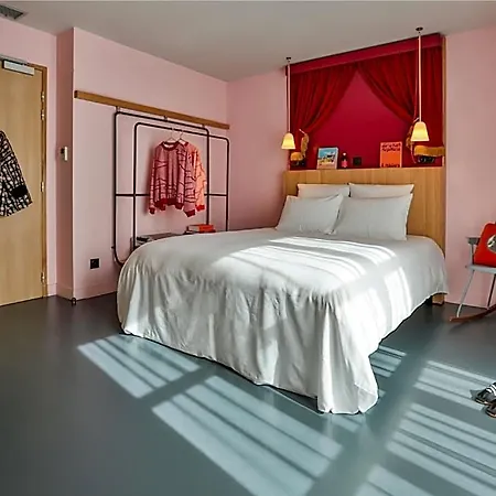 Mob Paris Les Puces Hotel 3*