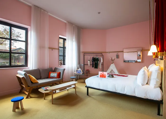 Mob Paris Les Puces 3* Saint-Ouen (Seine-Saint-Denis)