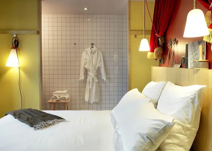 Mob Paris Les Puces Hotel 3*