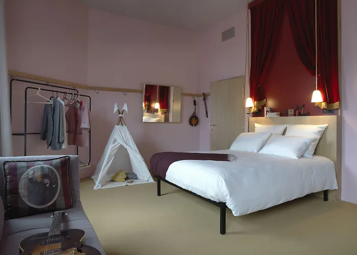 Mob Paris Les Puces Hotel 3*